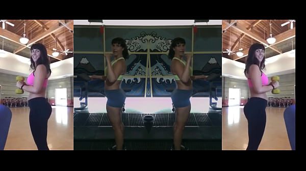 Milf mom shakes her ass